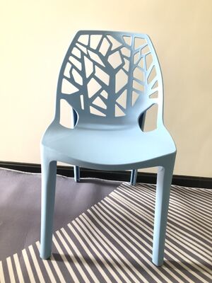 Buon prezzo Sedia Moderna Impilabile in Plastica con Dimensioni Seduta 45 A 42 L 40 P cm per Sale Eventi, Sale Banchetti e Sale d'Attesa in linea